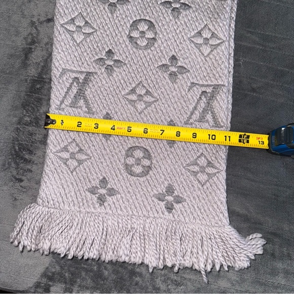 Louis Vuitton Gray Monogram Scarf - Picture 3 of 15